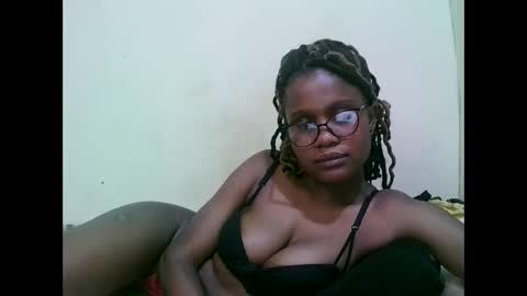 Snapshot of pretty_mellan chatting on February 7, 8:53 pm pretty_mellan online show from February 7, 8:53 pm