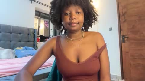 Snapshot of pretty_peaches chatting on May 17, 9:55 pm Pretty peaches online show from May 17, 9:55 pm
