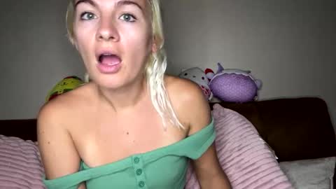 Snapshot of prettybabypetite chatting on October 28, 2:37 am Missy Jack online show from October 28, 2:37 am