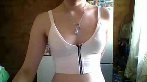 Snapshot of prettybella_7 chatting on June 10, 10:25 am Bella online show from June 10, 10:25 am