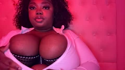 Snapshot of prettyblackbitchh chatting on July 21, 11:01 am prettyblackbitchh online show from July 21, 11:01 am