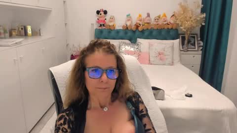Snapshot of prettyblackeyes chatting on May 28, 9:12 pm wilma online show from May 28, 9:12 pm