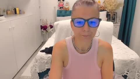 Snapshot of prettyblackeyes chatting on June 17, 5:54 am wilma online show from June 17, 5:54 am