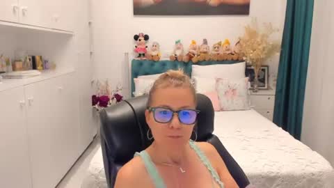Snapshot of prettyblackeyes chatting on June 23, 6:33 am wilma online show from June 23, 6:33 am