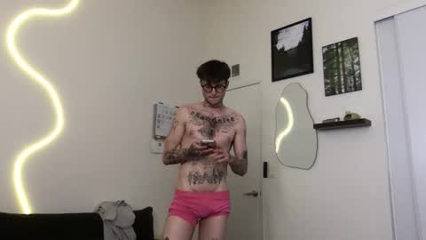 Snapshot of prettyboyszn chatting on December 17, 2:39 am pretty boy online show from December 17, 2:39 am