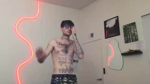 Snapshot of prettyboyszn chatting on December 22, 2:19 am pretty boy online show from December 22, 2:19 am