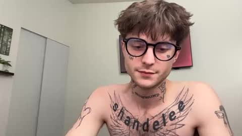 Snapshot of prettyboyszn chatting on February 8, 3:21 am pretty boy online show from February 8, 3:21 am