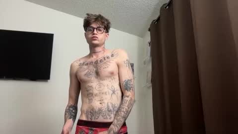 Snapshot of prettyboyszn chatting on March 17, 4:50 am pretty boy online show from March 17, 4:50 am