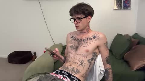 Snapshot of prettyboyszn chatting on March 25, 3:01 am pretty boy online show from March 25, 3:01 am