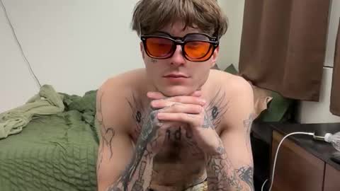 Snapshot of prettyboyszn chatting on March 26, 5:24 am pretty boy online show from March 26, 5:24 am