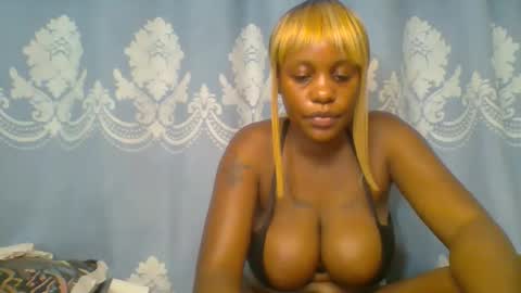 Snapshot of prettydarkskin002 chatting on November 13, 8:35 am SHANIA online show from November 13, 8:35 am