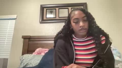Snapshot of prettyfacefemale chatting on April 8, 10:43 pm prettyfacefemale online show from April 8, 10:43 pm