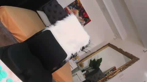prettyjuliax online show from December 16, 9:20 pm