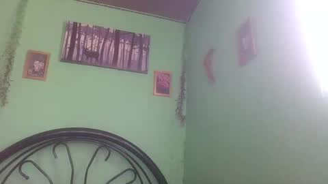 Snapshot of prettymae756493 chatting on April 1, 3:40 am prettymae756493 online show from April 1, 3:40 am