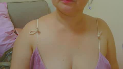 Snapshot of prettynhing chatting on May 5, 2:03 pm Nhing online show from May 5, 2:03 pm