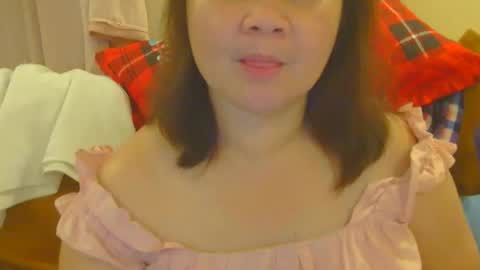 Snapshot of prettynhing chatting on May 17, 12:56 pm Nhing online show from May 17, 12:56 pm
