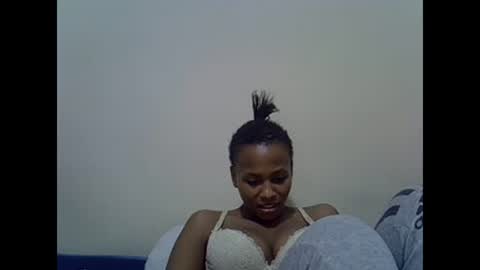 Snapshot of prettyqueenn1 chatting on February 15, 9:48 pm sharon online show from February 15, 9:48 pm