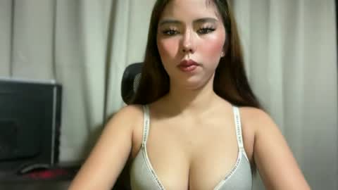 Snapshot of pricelessbeautyxxx chatting on July 5, 10:17 pm TINA online show from July 5, 10:17 pm