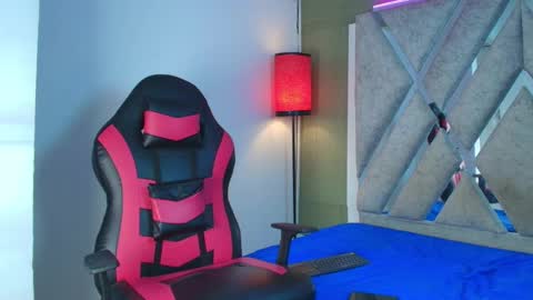 prince_arthur77 online show from April 21, 1:28 pm
