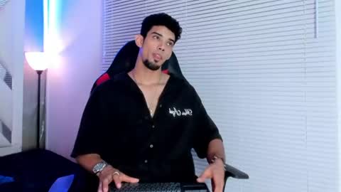 Snapshot of prince_arthur77 chatting on June 23, 8:40 pm prince_arthur77 online show from June 23, 8:40 pm
