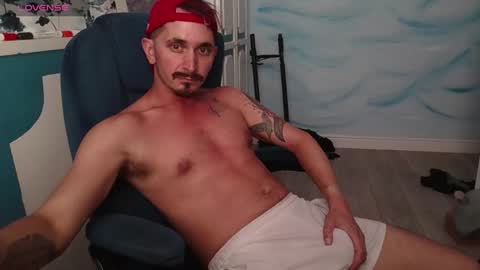 Snapshot of prince_raphael chatting on August 4, 12:08 pm Riffraff online show from August 4, 12:08 pm