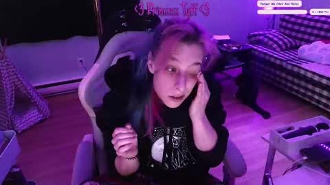 Snapshot of princesstyff chatting on April 9, 12:10 pm Tyff et Blast online show from April 9, 12:10 pm