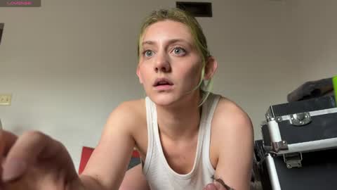 Oli online show from April 17, 8:45 pm