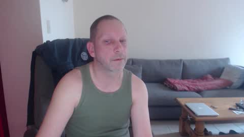 Snapshot of ptitmec chatting on October 19, 8:26 am topher online show from October 19, 8:26 am