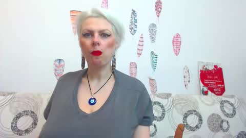 Snapshot of pure_seduce_wow chatting on February 19, 2:18 am Goldie online show from February 19, 2:18 am