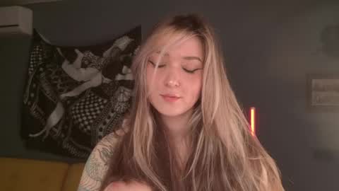 Snapshot of purple_averge chatting on May 4, 3:41 pm Bella online show from May 4, 3:41 pm