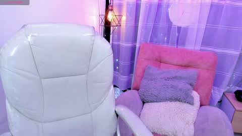 Snapshot of purple_slut_ chatting on December 6, 8:29 pm Anna online show from December 6, 8:29 pm