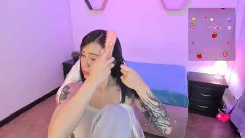 Snapshot of purple_slut_ chatting on November 6, 4:24 am Anna online show from November 6, 4:24 am