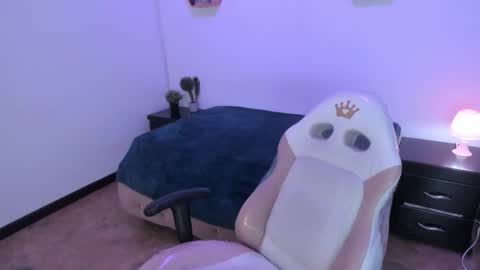 Snapshot of purple_slut_ chatting on November 25, 4:34 am Anna online show from November 25, 4:34 am