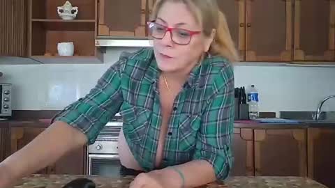 Snapshot of pussy_boom4u chatting on November 18, 9:03 am Mary online show from November 18, 9:03 am