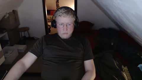 Snapshot of pussylovercb chatting on May 10, 8:36 pm pussylovercb online show from May 10, 8:36 pm