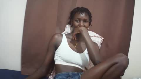 Snapshot of queen_0012 chatting on May 19, 1:56 am asher online show from May 19, 1:56 am