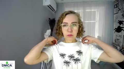 Snapshot of queen_a_n_i chatting on August 5, 10:18 am A N I Ill be here on December 1st online show from August 5, 10:18 am
