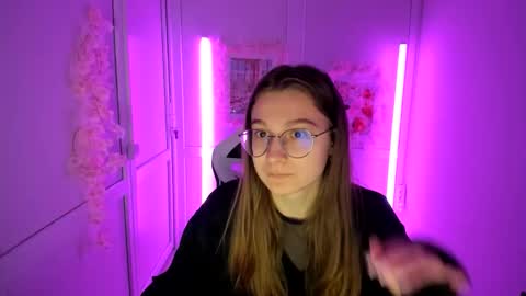 Snapshot of queen_amelie chatting on May 5, 7:16 am Amelie online show from May 5, 7:16 am
