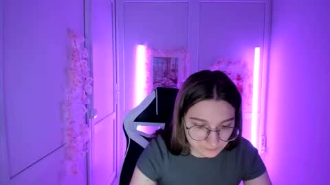 Snapshot of queen_amelie chatting on May 9, 7:24 am Amelie online show from May 9, 7:24 am