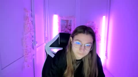 Snapshot of queen_amelie chatting on May 18, 8:09 am Amelie online show from May 18, 8:09 am