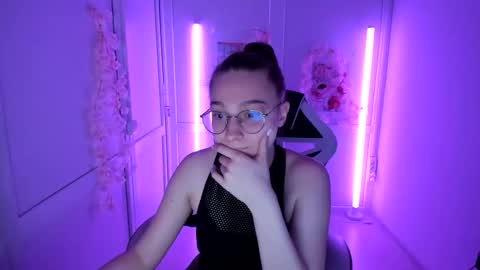 Snapshot of queen_amelie chatting on May 22, 9:04 am Amelie online show from May 22, 9:04 am