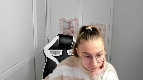 Snapshot of queen_amelie chatting on May 29, 8:12 am Amelie online show from May 29, 8:12 am