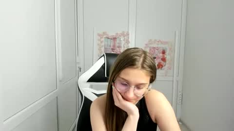 Snapshot of queen_amelie chatting on June 3, 8:28 am Amelie online show from June 3, 8:28 am
