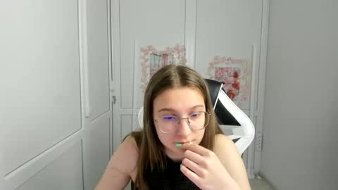 Snapshot of queen_amelie chatting on June 6, 7:13 am Amelie online show from June 6, 7:13 am