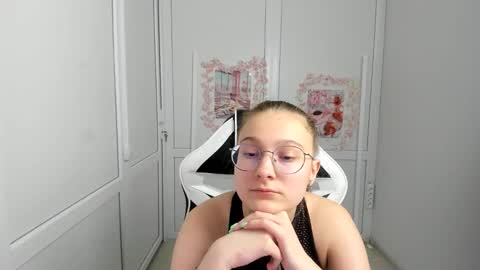 Snapshot of queen_amelie chatting on June 7, 7:34 am Amelie online show from June 7, 7:34 am