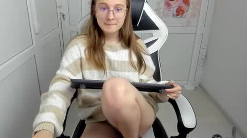 Snapshot of queen_amelie chatting on June 10, 7:18 am Amelie online show from June 10, 7:18 am