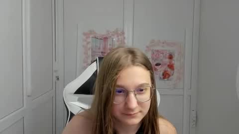 Snapshot of queen_amelie chatting on June 11, 7:39 am Amelie online show from June 11, 7:39 am