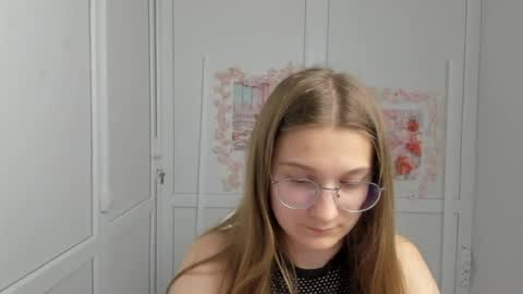 Snapshot of queen_amelie chatting on June 13, 7:39 am Amelie online show from June 13, 7:39 am
