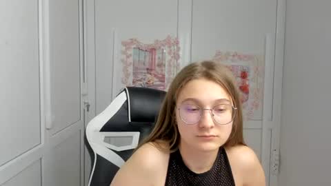 Snapshot of queen_amelie chatting on June 18, 9:09 am Amelie online show from June 18, 9:09 am