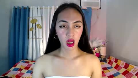 Snapshot of queen_danaya chatting on June 5, 11:32 pm queen_danaya online show from June 5, 11:32 pm